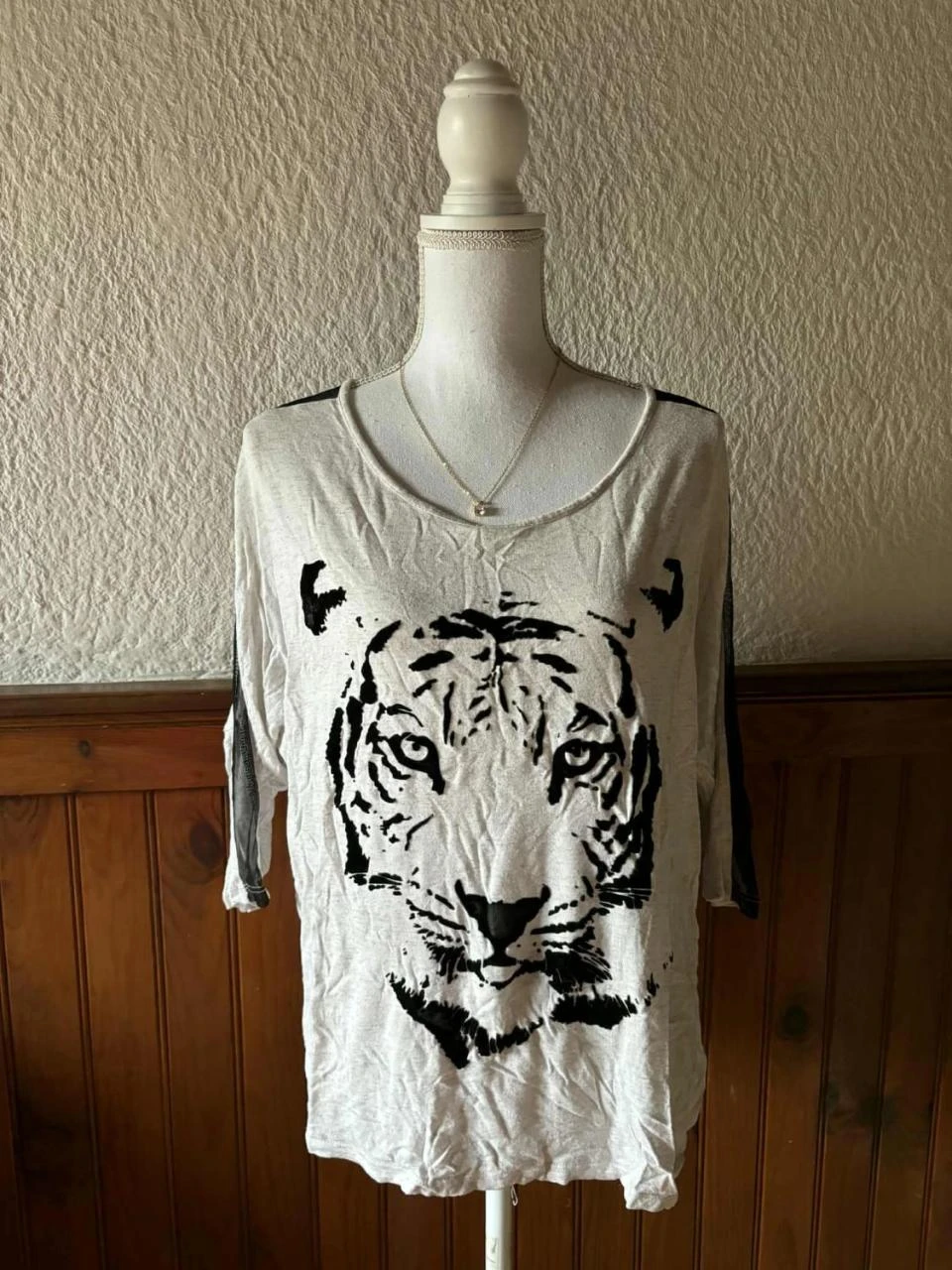 Top blanc et noir motif tigre en relief et paillettes Kiabi Taille XL / 42